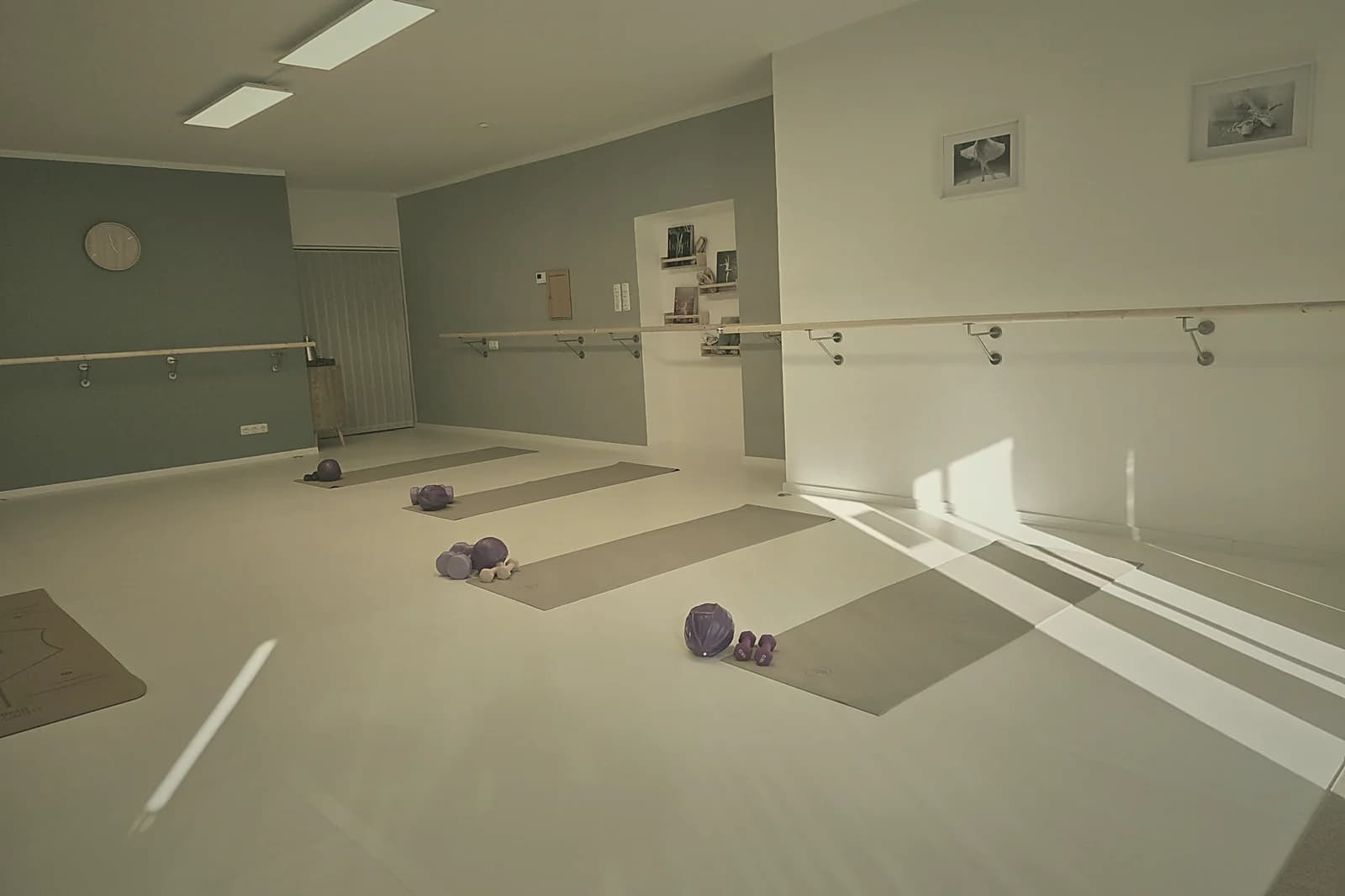 Blick in den Bewegungsraum des InBalance Studios mit Matten und Kleingeräten